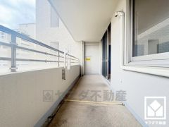 南西向きバルコニーで陽当たり、風通し良好。奥行きのあるワイドスパンのバルコニーでたいへん広々としています。