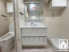 収納付きでスッキリお使い頂ける3面鏡の洗面台です。洗面ボウルが広めなので、忙しい朝でも身支度がしやすく時短になります。