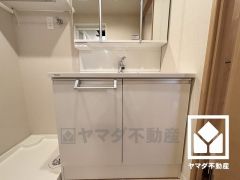 収納付きでスッキリお使い頂ける3面鏡の洗面台です。洗面ボウルが広めなので、忙しい朝でも身支度がしやすく時短になります。