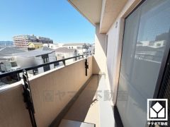 東西両面バルコニーで陽当たり、風通し良好。バルコニーが2か所ございますので、お洗濯物をたっぷりと干す事ができます。