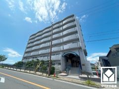 陽光に映える美しい外観。街並みに馴染みながらも、ひときわ目を引く存在感。