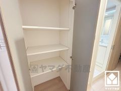 廊下にも収納スペースがあり、住空間を広々お使いいただけます。