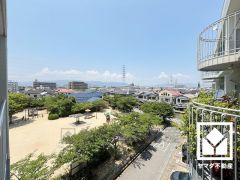 西側は公園で開けており、採光・風通し良好です。視界を遮る高い建物がなく、開放的な景色が広がります。