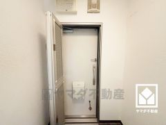 玄関扉はルーバー網戸付き。虫や視線をカットしながら風通しを確保できるので、夏場に涼しい風の取り込みや、湿気・においの排出にも重宝します。