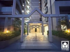 上質な素材と洗練されたデザインが織りなすエントランス。住まう人の誇りを感じさせる、優雅な迎えの空間。