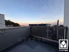 南向きバルコニーで陽当たり、風通し良好。バルコニーが2か所ございますので、お洗濯物をたっぷりと干す事ができます。高台につき前面に視界を遮る高い建物がなく、大阪湾を一望できる開放的な景色が広がります。