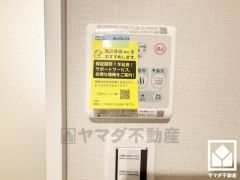 浴室暖房乾燥機付き。真冬の寒い浴室を暖かく、また雨の日の洗濯物の乾燥にと多用途に活躍する機能です。
