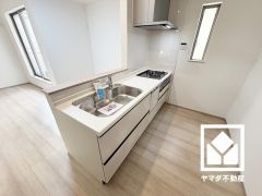 対面式キッチンなのでお料理中でもお子様の様子が分かって安心です。キッチン横には窓がございますので、昼間は手元が明るく、お料理がはかどります。