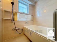 ナチュラルな木目調のアクセントパネルは落ち着いた雰囲気を演出してくれます。