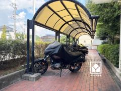 屋根付きのバイク置場を完備。雨や風、直射日光からお乗り物を守ることができます。