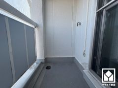 南向きバルコニーで陽当たり、風通し良好。たっぷりの洗濯物も気持ちよく乾きます。8階建て7階部分で前面に視界を遮る高い建物がなく、開放的な景色が広がります。