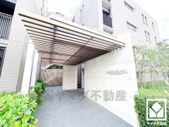 上質な素材と洗練されたデザインが織りなすエントランス。住まう人の誇りを感じさせる、優雅な迎えの空間。