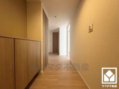 シンプルで洗練された玄関スペース。帰るたびにホッとできる、心地よい住まいの入り口。