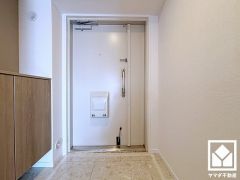 白を基調とした明るい玄関で、毎日を爽やかにスタート。清潔感あふれる空間が、訪れる人々を温かく迎えます。