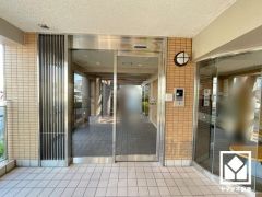 ガラス張りの開放的で明るいエントランスが、心を癒すひとときを演出。くつろぎと気品が共存する、快適な住まい。