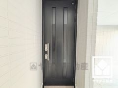 玄関ドアは防犯性の高いダブルロックドアです。