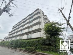 シューズボックスはお出かけ前のチェックにも便利な姿見付きです。