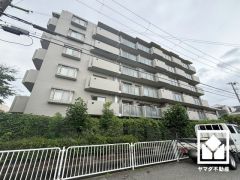 大容量のシューズボックスや廊下・リビングの物入など他にも収納が多数あり、住空間を広々お使いいただけます。