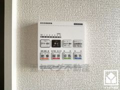 浴室暖房乾燥機付き。真冬の寒い浴室を暖かく、また雨の日の洗濯物の乾燥にと多用途に活躍する機能です。