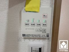 浴室暖房乾燥機付き。真冬の寒い浴室を暖かく、また雨の日の洗濯物の乾燥にと多用途に活躍する機能です。