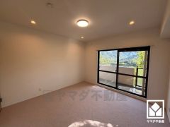 約7.9帖の洋室。おしゃれなインテリアが映える明るい洋室で、リラックスしたひとときを過ごせます。