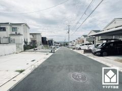 前面道路幅員約5.95mとゆったりとした広さがあるのでファミリーカー等の車の出入れも楽にできます。