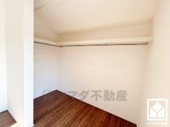 新たに家具を買わなくても良いので、ハンガーパイプ付きのクローゼットは嬉しいですね。