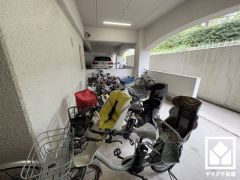 屋内駐輪場・バイク置場を完備。雨や風、直射日光から自転車を守ることができます。