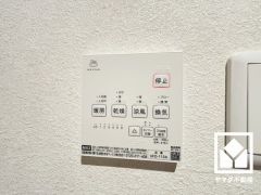 浴室暖房乾燥機付き。真冬の寒い浴室を暖かく、また雨の日の洗濯物の乾燥にと多用途に活躍する機能です。