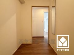 「コープ甲東園」まで徒歩4分、「KOHYO甲東園」まで徒歩7分など、お買い物施設が徒歩圏内に複数あり便利な住環境です。