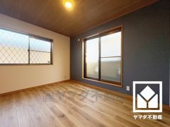 2面採光の明るいお部屋です。柔らかな光が差し込む洋室、快適で落ち着いた生活をお送りいただけます。