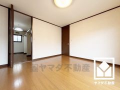 約8帖の2階洋室です。大きなウォークインクローゼット付きで整理整頓しやすいです。