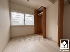 約3.9帖の洋室です。全居室に窓がございます。明るい陽光がたっぷり差し込む心地よい生活空間です。