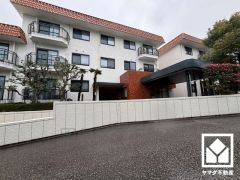 ゆるやかな斜面に沿って建てられたマンションのため、表記上は4階となりますが、実際には2階の住戸となります。