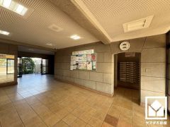 ゆったりとしたロビーが、住まう人の憩いの場に。落ち着いた空間で、ほっと一息つける時間を。