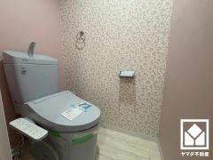 明るく清潔感溢れるトイレです。温水洗浄便座付きで、季節を問わずいつでも温かい便座をお使いいただけます。
