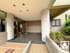 バリアフリーに配慮された、スロープ付きのエントランスアプローチ。