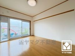 約6帖の洋室です。バルコニーにつながるお部屋で、通風・陽当たり良好。全居室6帖以上のゆとりある居住空間?で、広々お使いいただけます。