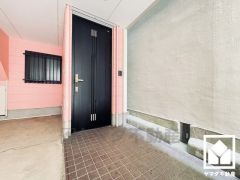 シンプルで洗練された玄関デザイン。帰るたびにホッとできる、心地よい住まいの入り口。