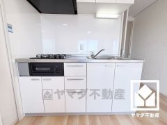 キッチンは空間を有効活用できる壁付けタイプ。