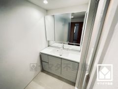 ワイドな3面鏡の洗面台で忙しい朝でも身支度がしやすく時短になります。収納付きでスッキリお使い頂けます。