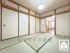 約6帖の1階和室です。リビングに隣接する続き間で、一体利用も可能です。