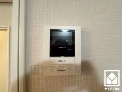 突然の来訪時でも安心なモニター付きインターホンを完備。お留守番中のお子様でも簡単に来訪者の確認ができます。