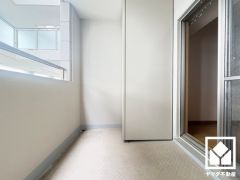 北東側バルコニーです。バルコニーが2か所ございますので、お洗濯物をたっぷりと干す事ができます。