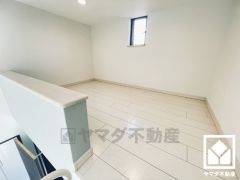 ロフトがございます。大型荷物の収納や、書斎・趣味のスペース、お子様の秘密基地など、多用途にお使い頂けます。