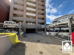 敷地内に駐車場を完備。重い荷物や雨の日の移動もスムーズで、快適なカーライフを実現。