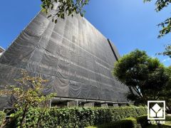 陽光に映える美しい外観。街並みに馴染みながらも、ひときわ目を引く存在感。現在大規模修繕工事中です。