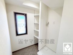 バスタオルやパジャマ等を収納できるリネン庫。洗剤等のストックも収納できるので、洗面室をすっきり清潔に保つことができそうです。