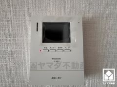 突然の来訪時でも安心なモニター付きインターホンを完備。お留守番中のお子様でも簡単に来訪者の確認ができます。