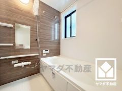 1日の疲れを癒す浴室でゆったりリフレッシュ。ナチュラルな木目調のアクセントパネルは落ち着いた雰囲気を演出してくれます。